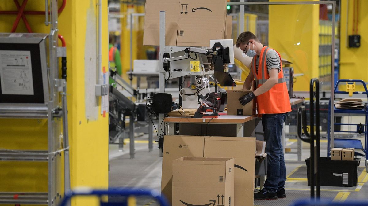 Amazon tajil šíření covidu ve skladu. Zaplatí za to půl milionu dolarů